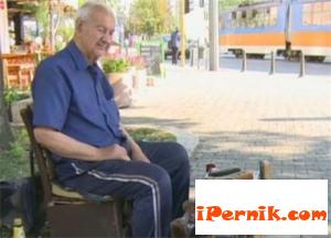 Мъж на 86 години лъска обувки в София 07_1438070633