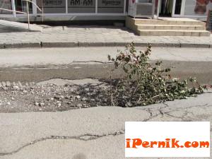 Пропаднало е част от пътното платно в района на спортна зала 07_1438263186