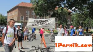 Велосипедистите ще продължат да блокират пешеходната пътека пред община Перник 08_1439705700
