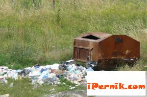 Наемат нова фирма за почистване на боклуците около контейнерите 08_1440136165