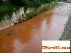 Реката в Трън се оцвети в червено 08_1440152854