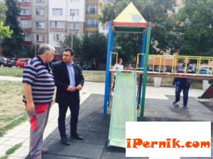 Ремонтираха детска пързалка в кв. "Мошино" в Перник 09_1441777060