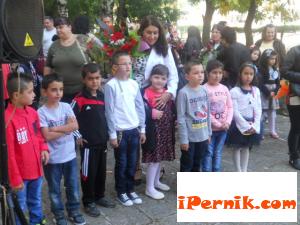 Вчера посрещнаха първолаците в шесто училище с песни и танци 09_1442387539