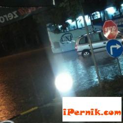 Бременна жена е спасена при наводнението в Перник 09_1442900782