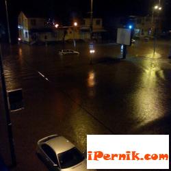Автомобили са закъсали след наводнението в Перник 09_1442901157