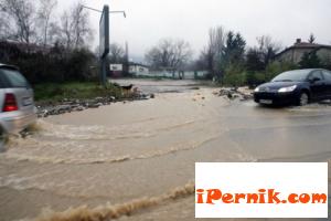 Реката в Перник се задръсти заради пороя 09_1443163262