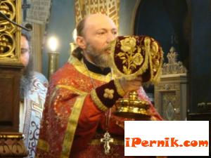 Игуменът на манастира в Кладнца подкрепя бежанците 09_1443335507