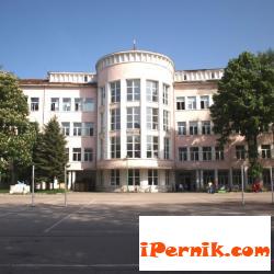 Ремонтират асфалтовата спортна площадка в пернишкото ОУ „Св.Иван Рилски" 09_1443509920