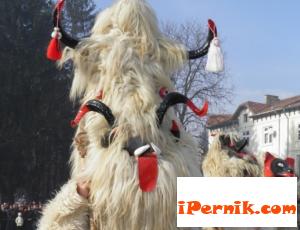 Кукери атакуват симитлийско село 10_1445584984