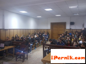 Обучиха ученици от езиковата в Перник в съда 10_1445589808