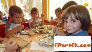 Родители и учители оградиха детска градина в Перник 11_1446799754