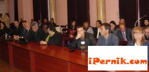 Работата на Общинския съвет в Перник започна наопаки 11_1448039242