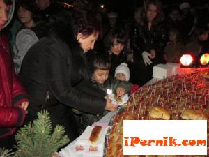 Вяра Церовска изтегли късмета на Перник от огромна баница 12_1449579862