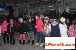 Запалиха светлините на елхата в Изток 12_1449594206