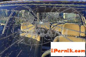 Неизвестни изпотрошиха стъклата на лек автомобил Пежо в кв. Изток 12_1449672507