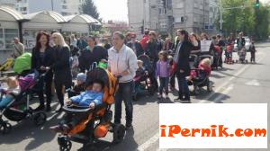 Майки протестират днес 12_1449742390