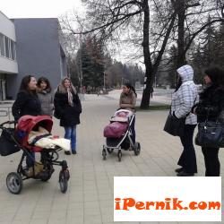 Малко майки протетираха днес в Перник 12_1449760809