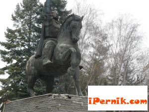 Ще поправят нащърбения паметник на Кракра Пернишки 12_1450425598