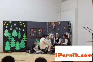 Ученици се включиха в празника в Радомир 12_1450531335