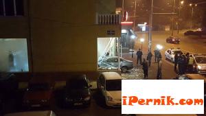 Кола се заби във витрина на магазин в Перник 12_1450679027