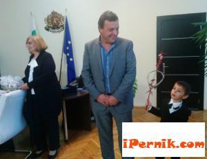 Деца посетиха областния управител 12_1450881097