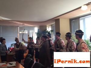 Ансамбъл "Българе" посети кмета на Перник 12_1451036438