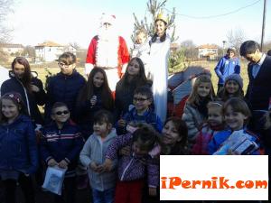 Дядо Коледа и Снежанка раздадоха подаръци на жителите на Витановци 12_1451120644