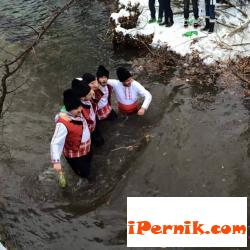 Перничани са се включили в леденото хоро в Калофер 01_1452189443