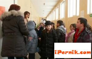 Може да уволнят директорката на 8-мо училище в Перник 01_1452190342