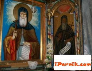 Хора спят в църква в нощта срещу Антоновден 01_1452580681