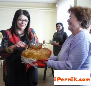 Деца от 11 ОДЗ „Знаме на мира” поздравиха акушерките вчера 01_1453480053