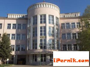 Мъж е починал вчера в двора на Природоматематическата гимназия  01_1453558737