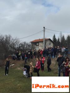 Вяра Церовска гледа благотворителен мач в Драгичево 02_1456669967