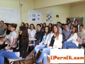 Учениците от ГПЧЕ ще се превъплътят в образите на известни личности  03_1457512401
