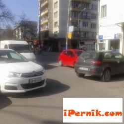 Автомобили затвориха паркинга пред Младежкия дом в Перник 04_1460115013