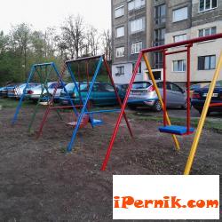 Ремонтират детската площадка в квартал Иван Пашов 04_1461248126