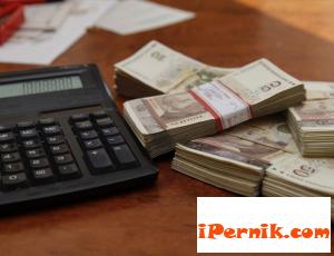 Работодатели слагат удръжки от заплатата като гаранция, че служителите няма да напуснат изненадващо 04_1461296678