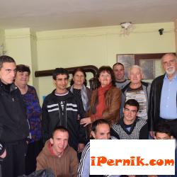 Зарадваха младежите от защитеното жилище в Перник  04_1461850709