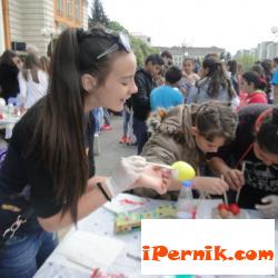 Децата на Перник изрисуваха яйца днес 04_1461851407