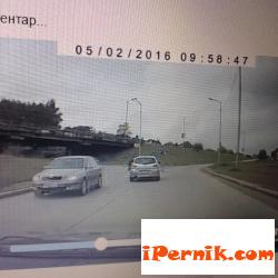 Перничанин пусна в интернет клип на автомобил, движещ се в насрещното  по посока София 05_1462333258