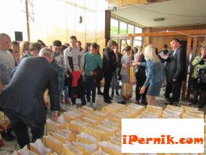 359 деца от областта получиха подаръци от Областния управител 05_1462975644