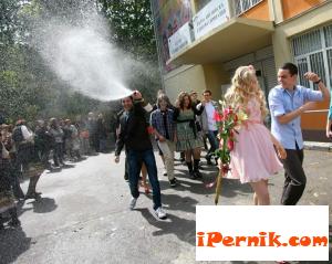 Абитуриенти плащат по 100 лв. за половинка на бала 05_1463847057