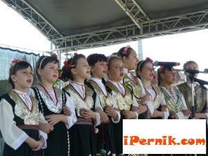 Ученици дефилираха на парада на книгата в Перник 05_1464100574