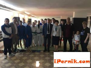 Състезателите по джудо и самбо от спортен клуб „Кракра” в Перник тренират в обно