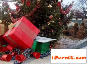 Коледната украса в Перник не оцеля 12_1481690321