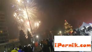 На централния площад в Перник имаше тържества за Нова година 01_1483335940