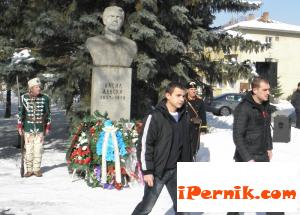 Перник - Фен клуб "Сини хуни" пред паметника на Левски