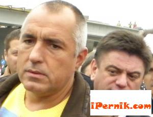 Иво Петров, скрит зад гърба на Бойко Борисов 