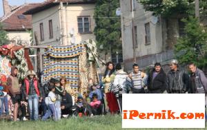 Перничани огорчени от отношението на управниците към земетресениесн. novinite.bg