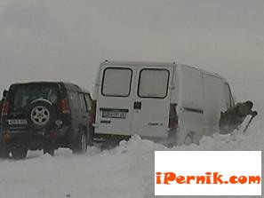 Бусове затънали в преспи